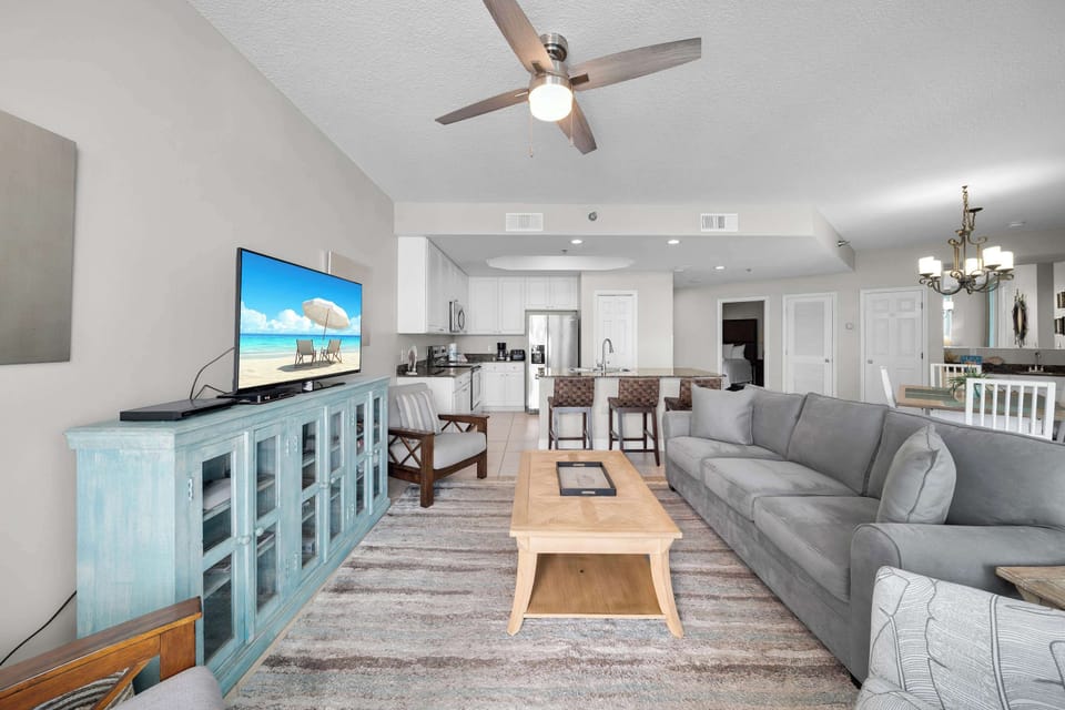 Living Room with expansive seating