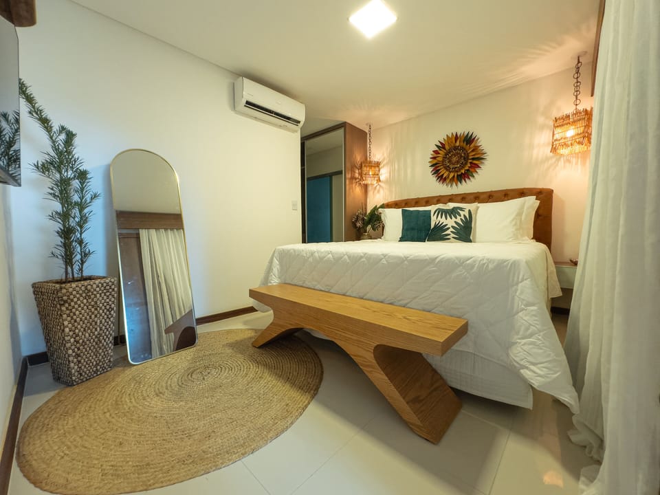 Deluxe Suite | 1 bedroom, premium bedding, minibar, in-room safe