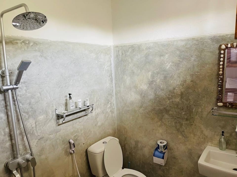 Deluxe Quadruple Room | Bathroom | Shower, free toiletries, hair dryer, towels