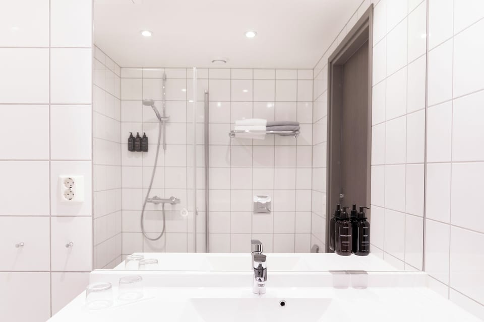 Standard Room, 2 Twin Beds | Bathroom | Combined shower/tub, hair dryer, towels