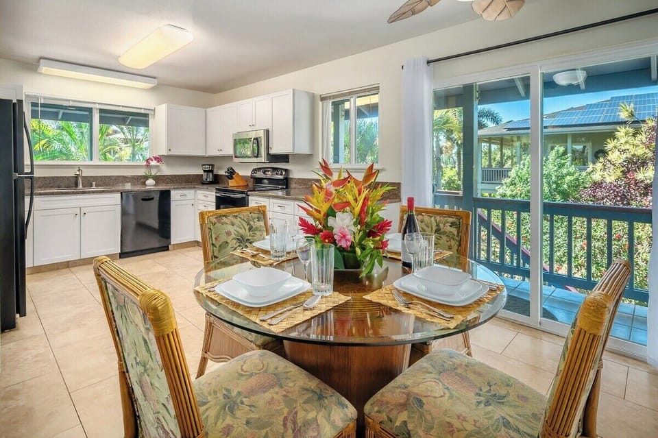 Koali Surfrider Dining and Kitchen with Ceiling Fan