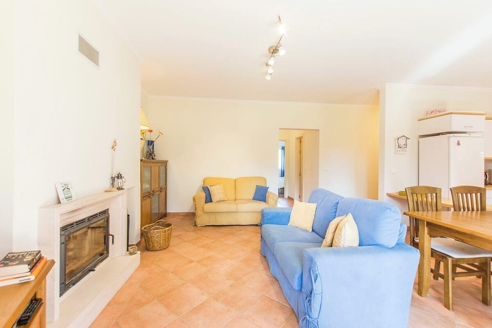 Bright open-plan living room with dual sofas — Apartment Anibal, holiday apartment in Portugal