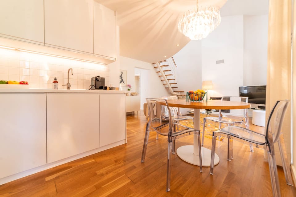 Open-plan kitchen and dining area with wooden table — Apartment Aroeira Golf I, holiday apartment in Portugal