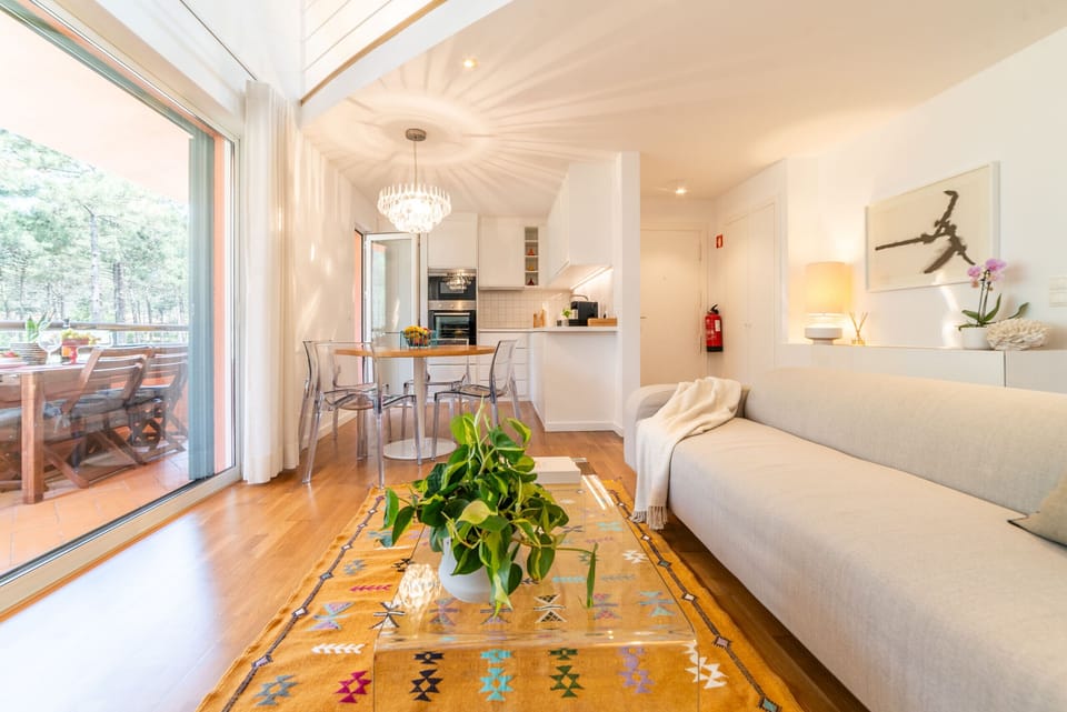 Bright open-plan living room with dining area and kitchen — Apartment Aroeira Golf I, holiday apartment in Portugal