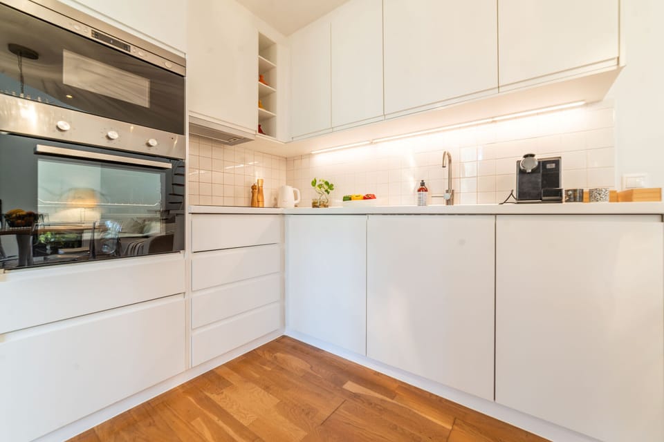 Modern white kitchen with stainless steel appliances — Apartment Aroeira Golf I, holiday apartment in Portugal
