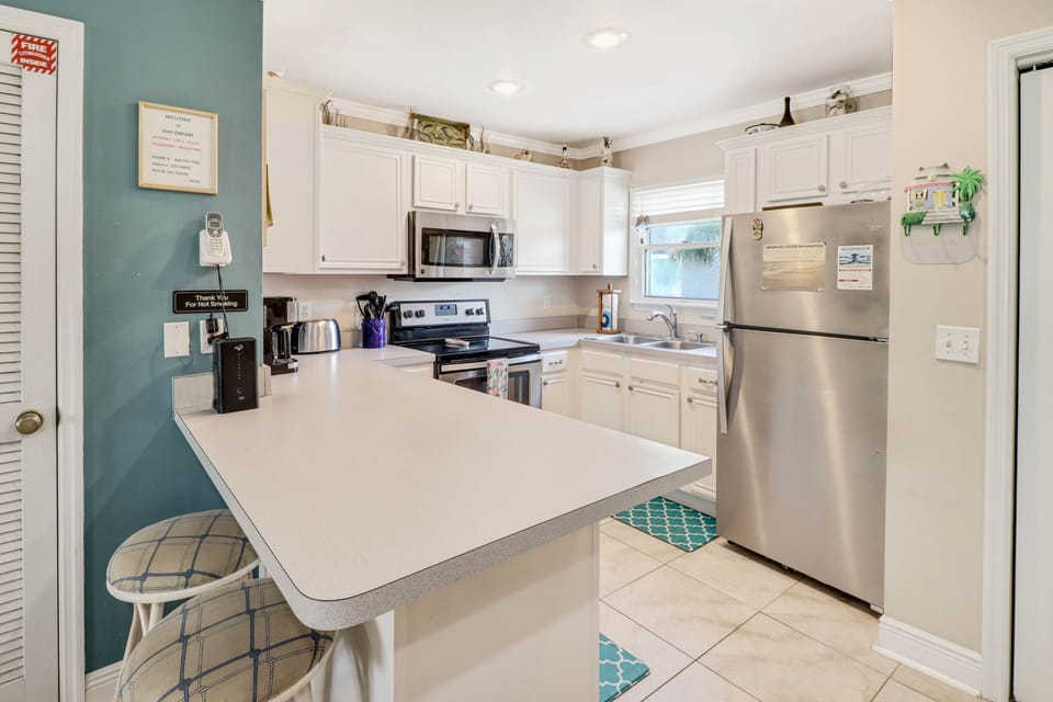 Breakfast bar in kitchen 
