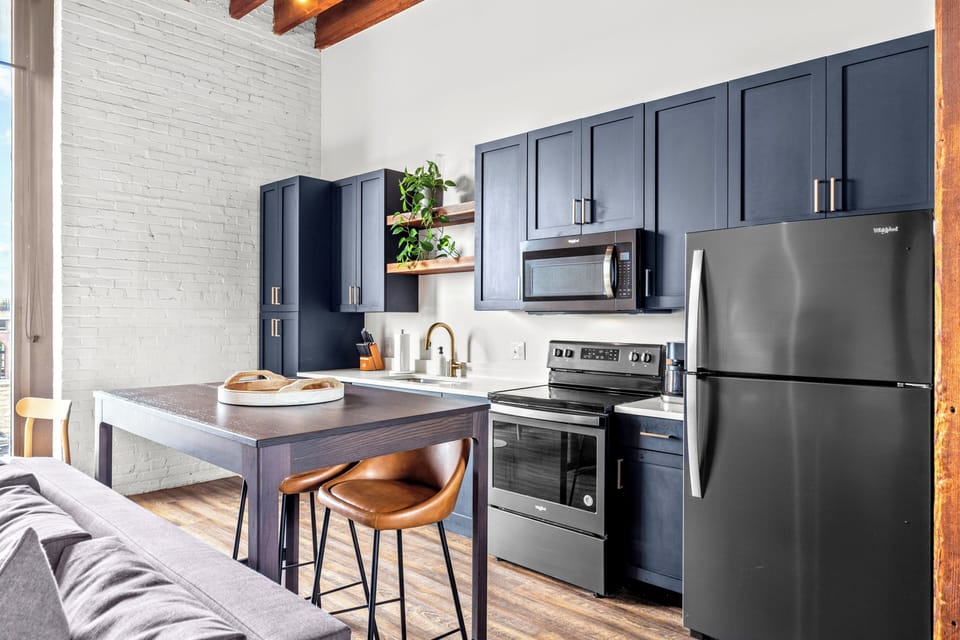 Contemporary, fully stocked kitchen