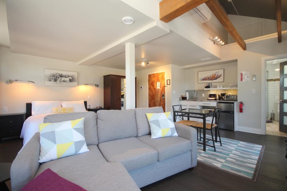 King Suite 4 | Living room | 54-inch Smart TV with digital channels, Netflix, streaming services