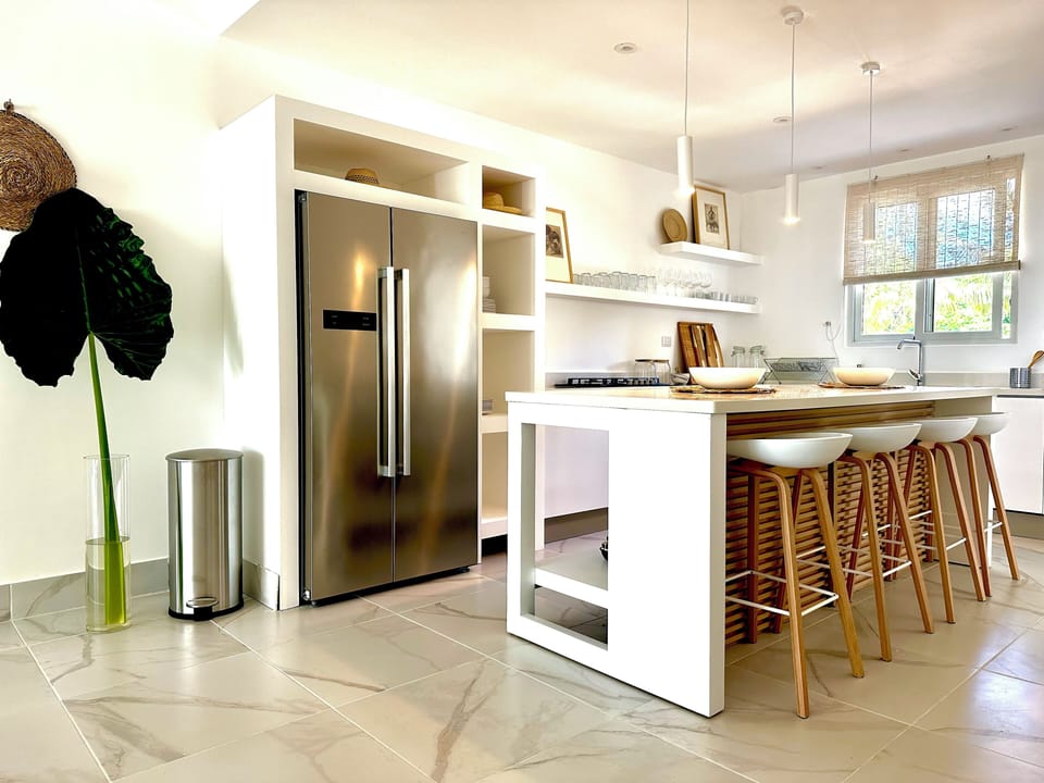 Modern and fully equipped kitchen with kitchen island and bar stools