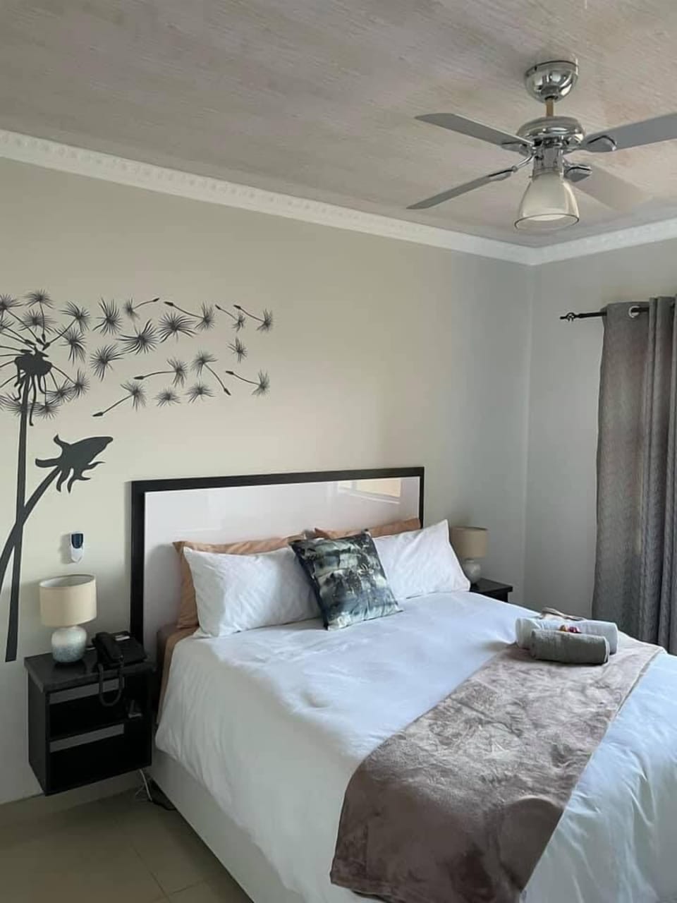 1 bedroom, Egyptian cotton sheets, premium bedding, down comforters