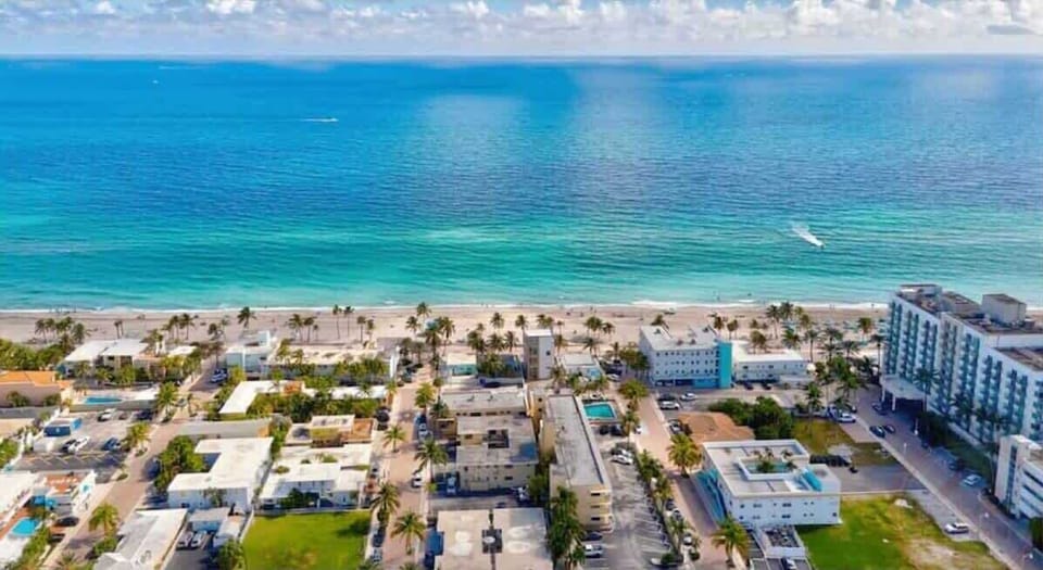 Amazing bird's eye view of the beach and serene neighborhood