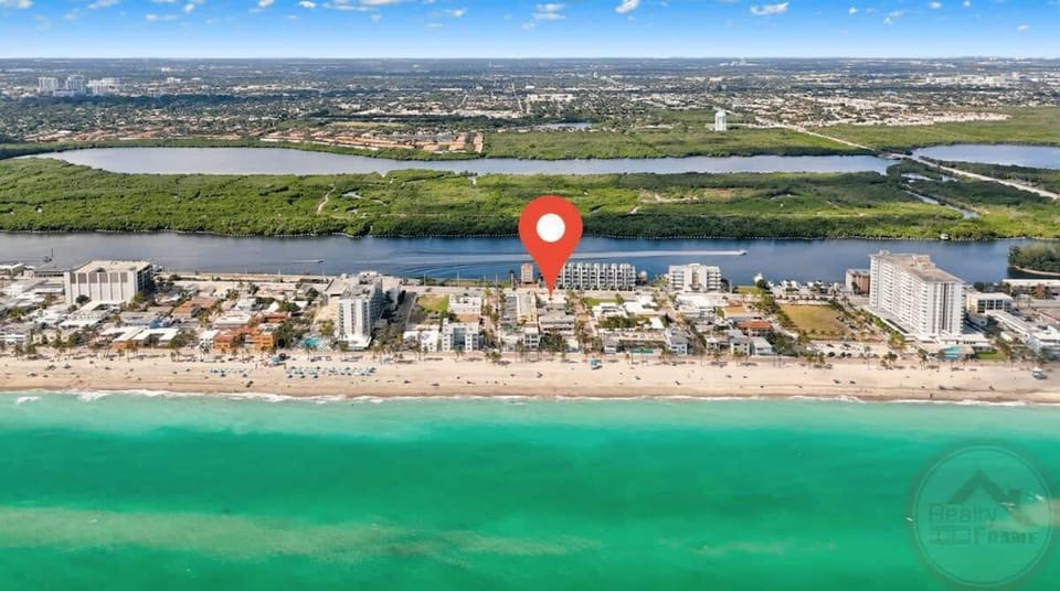 Amazing bird's eye view of the beach and serene neighborhood