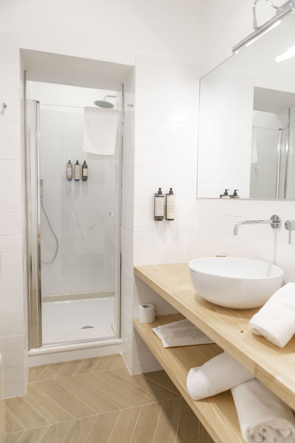 Superior Room | Bathroom | Shower, hair dryer, bidet, towels