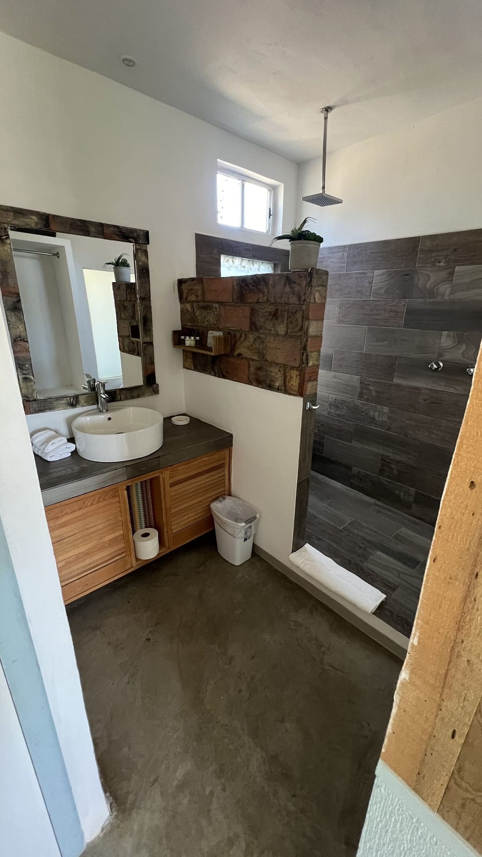 Shower, rainfall showerhead, free toiletries, towels