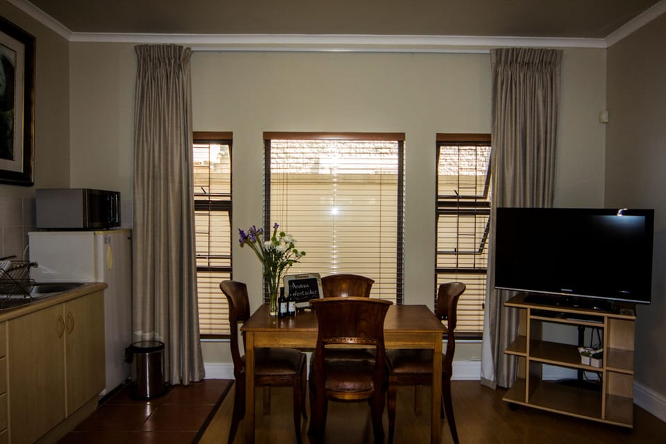 Executive Suite | In-room dining