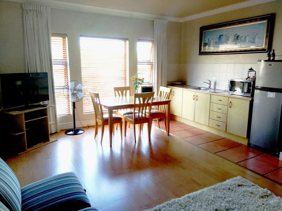 Family Suite | Private kitchenette | Coffee/tea maker, electric kettle, toaster