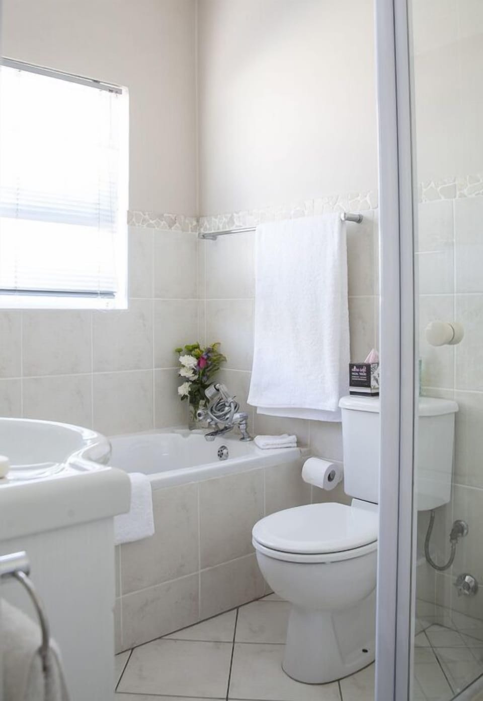 Superior Suite, Courtyard View, Garden Area | Bathroom | Shower, free toiletries, hair dryer, towels