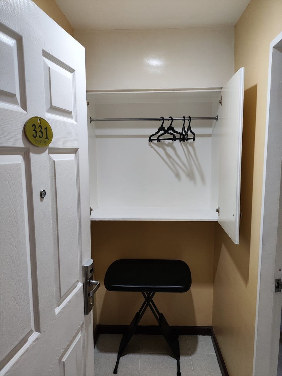 Deluxe Room, 1 Double Bed | Living area