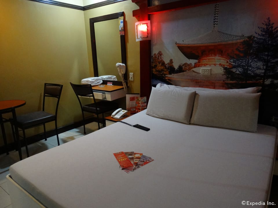 Executive Room, 1 Queen Bed | Desk, free WiFi, bed sheets