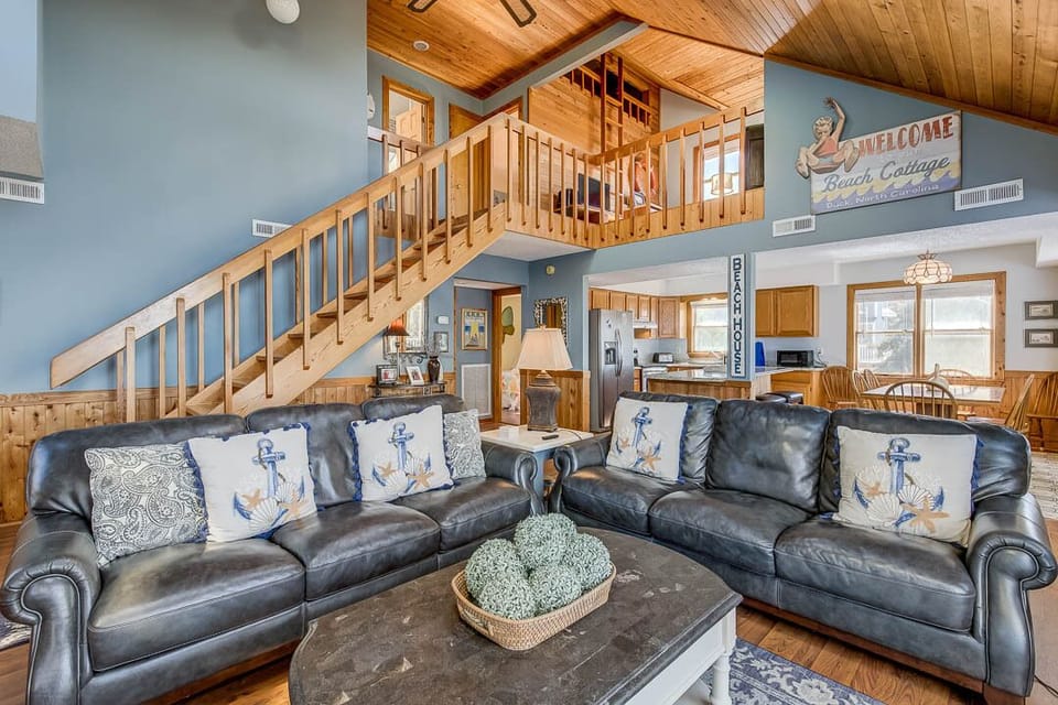 Mid-Level Living Room with Deck Access