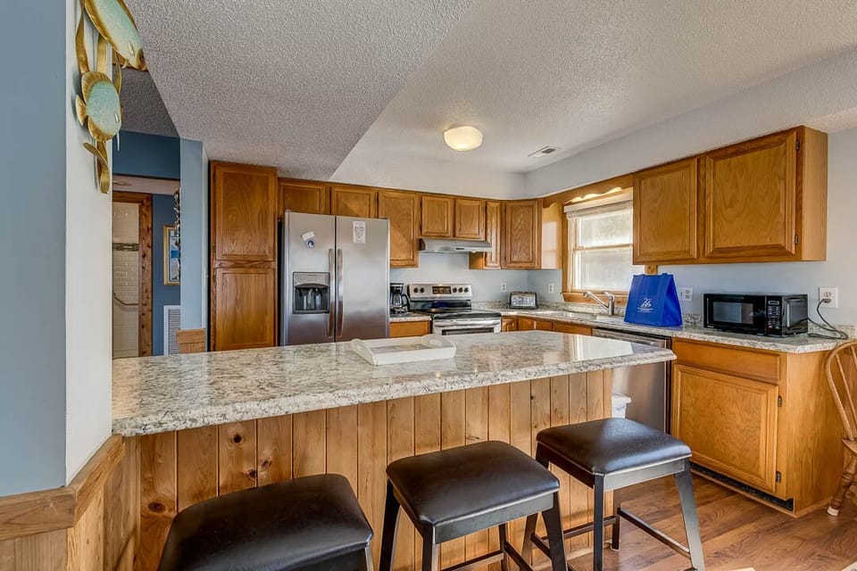 Mid-Level Kitchen with Bar (seats 3)