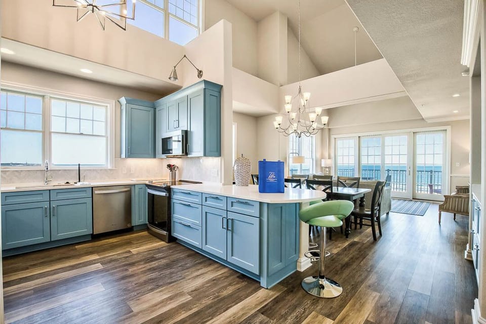 Main-Level Kitchen with Bar (seats 4)