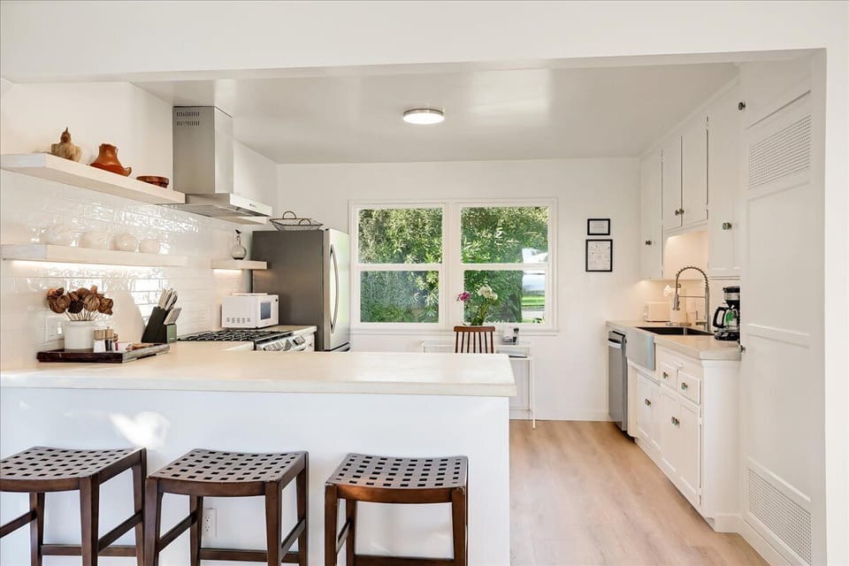 Fully equipped kitchen with breakfast bar for guests to enjoy cooking and time together.