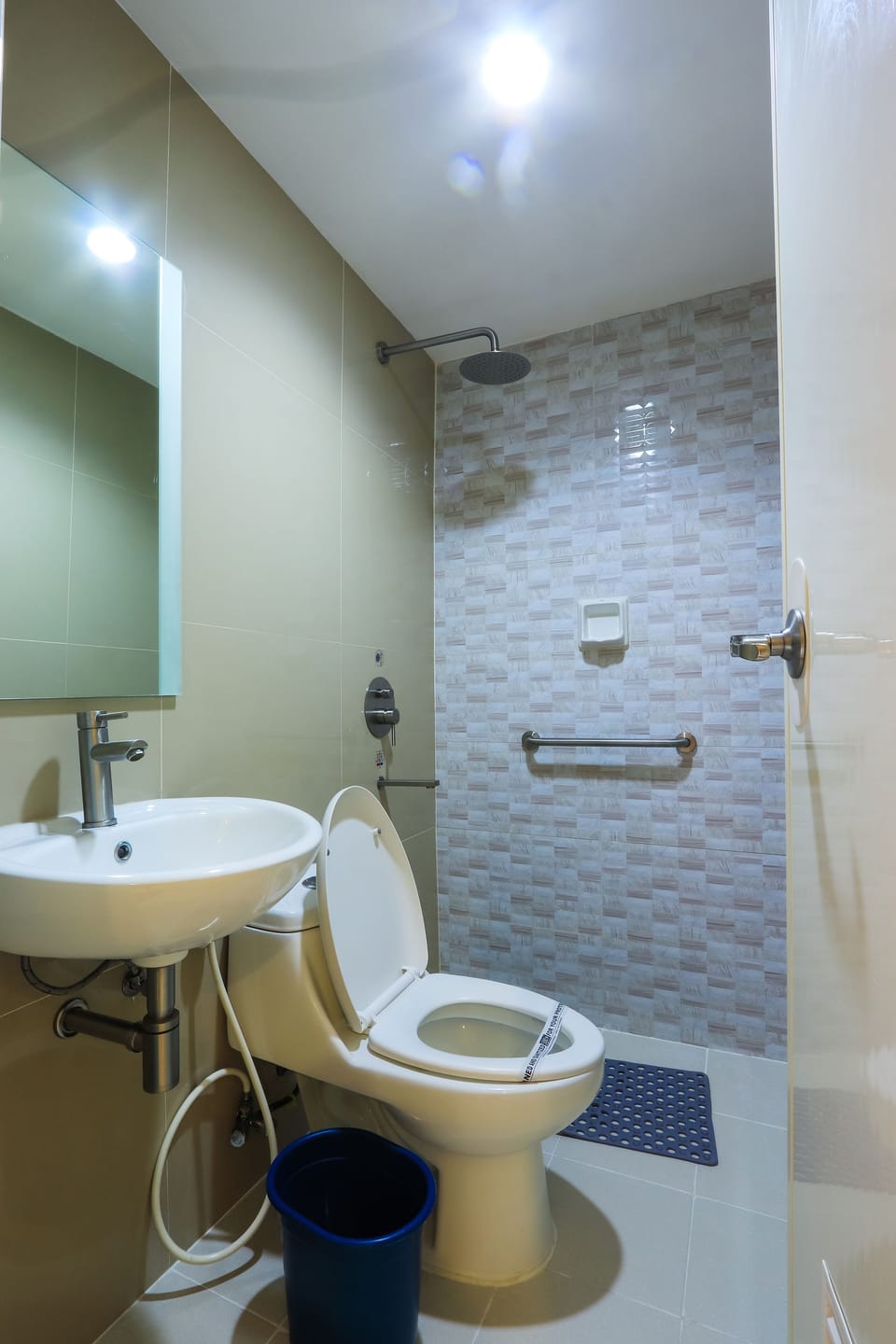 Executive Room, 1 Queen Bed | Bathroom | Free toiletries, hair dryer (on request), bidet, towels