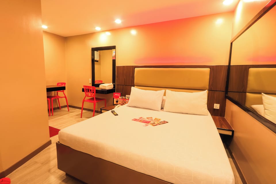 Executive Room, 1 Queen Bed | Desk, iron/ironing board (on request), WiFi (free), bed sheets