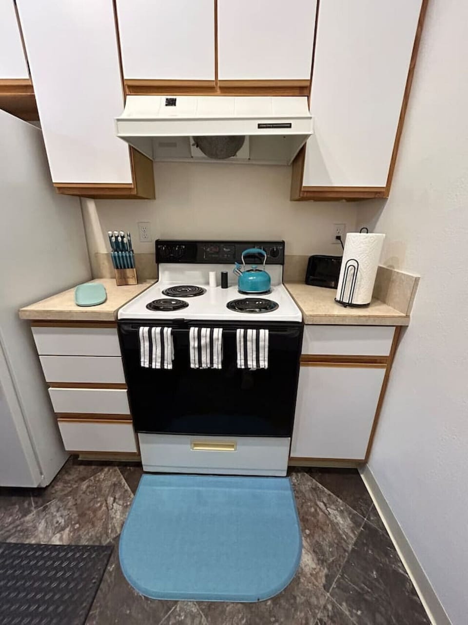Fully stocked Retro Kitchen