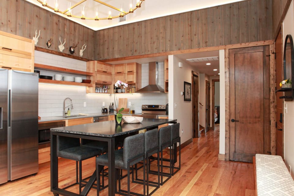Dining area & fully equipped and stocked kitchen for all of your culinary needs!