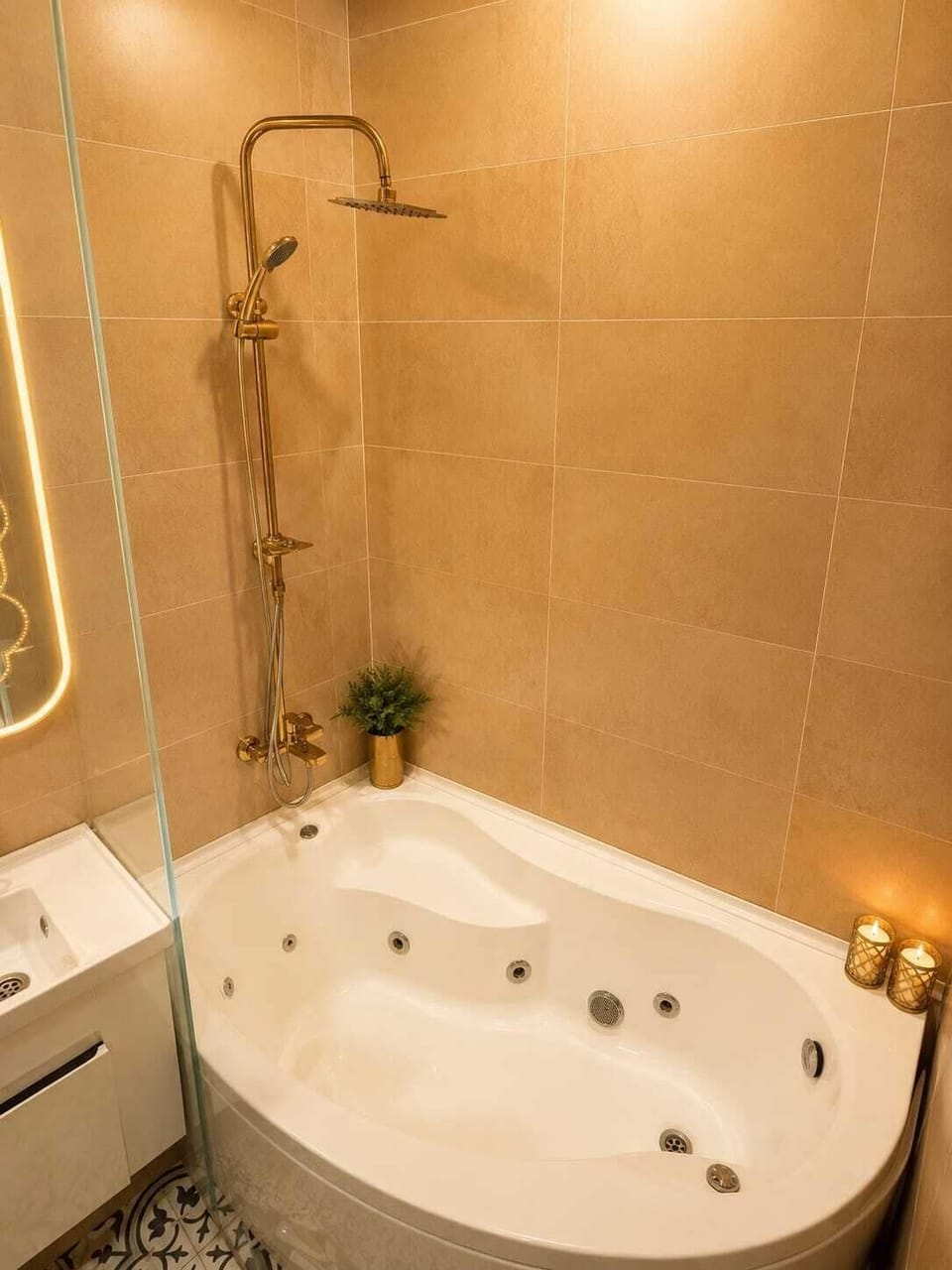 Deluxe Triple Room | Bathroom | Combined shower/tub, jetted tub, rainfall showerhead, hair dryer