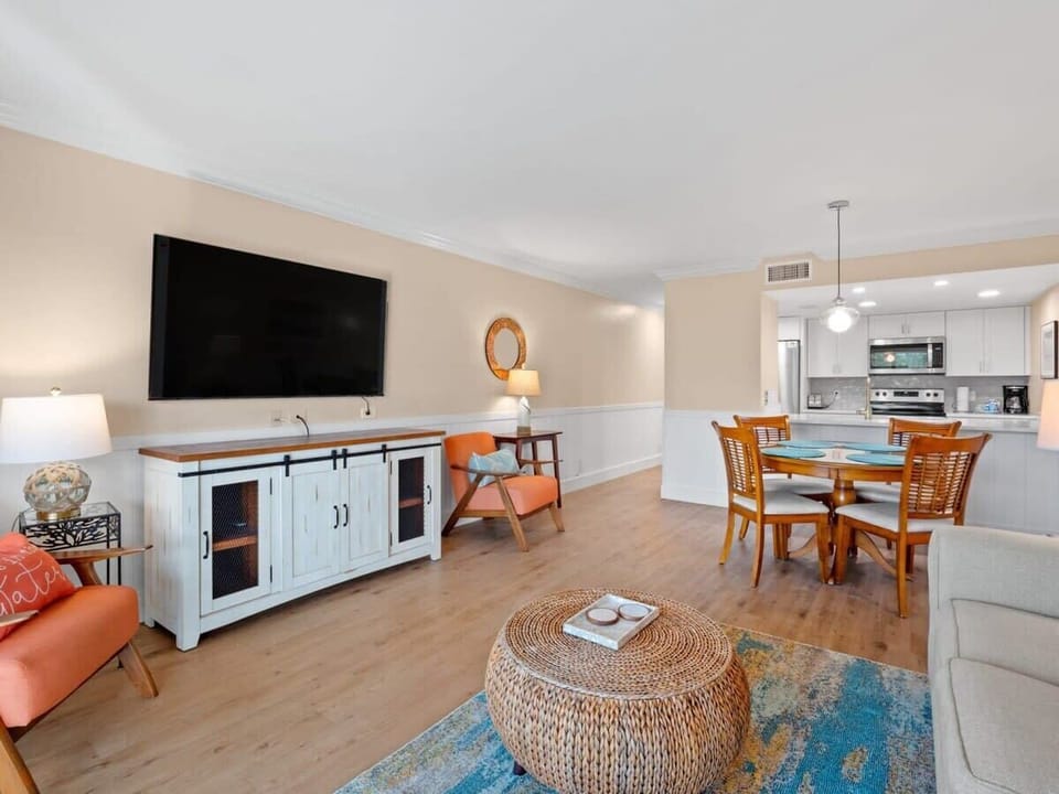 Living room and dining area, capable of seating four guests