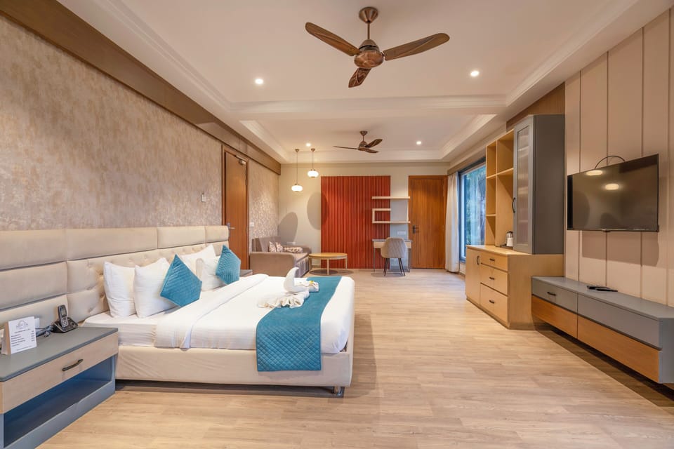 Premium Room | In-room safe, desk, iron/ironing board, bed sheets