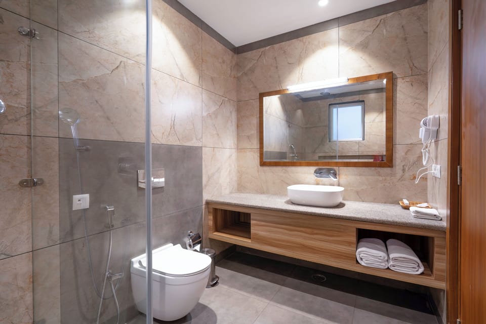 Premium Room | Bathroom | Shower, free toiletries, hair dryer, slippers