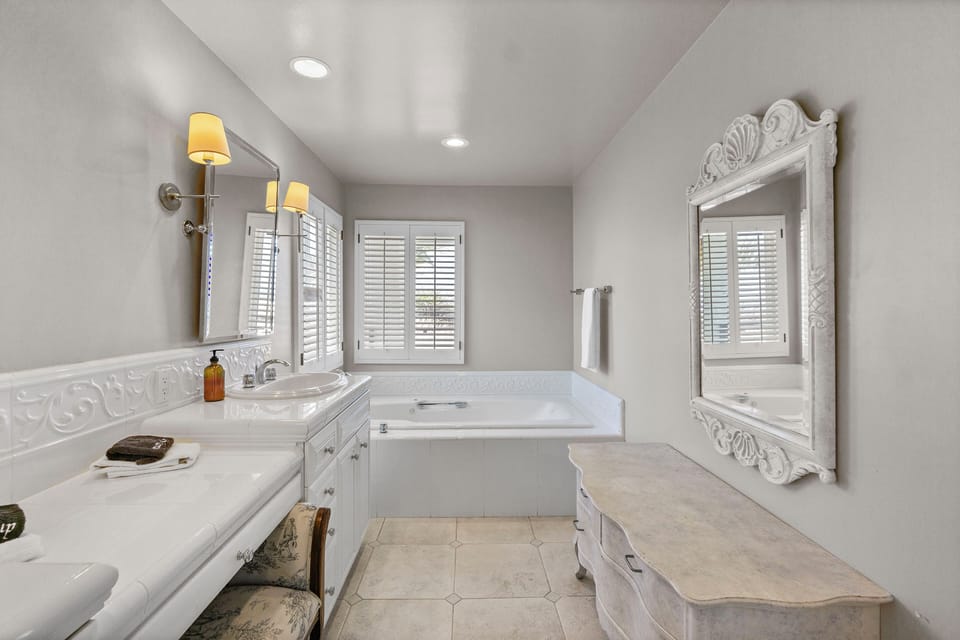 Ensuite bathroom 1.