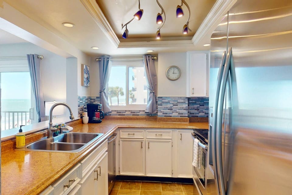 Full Kitchen with Everything Needed for Most Meal Prep