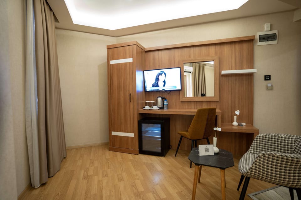 Premium bedding, memory foam beds, in-room safe, free WiFi
