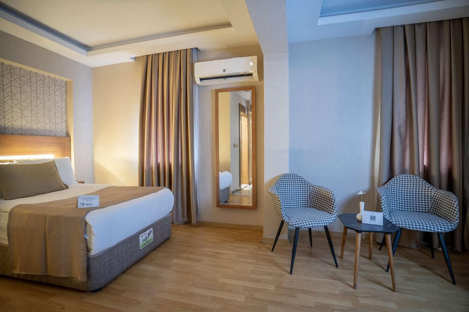 Premium bedding, memory foam beds, in-room safe, free WiFi