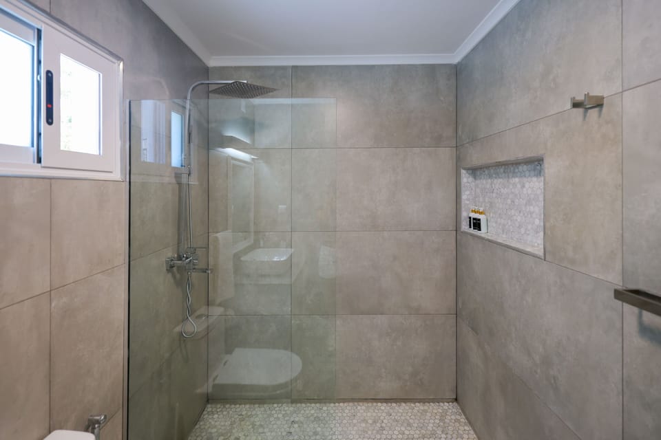 Comfort Triple Room | Bathroom | Free toiletries