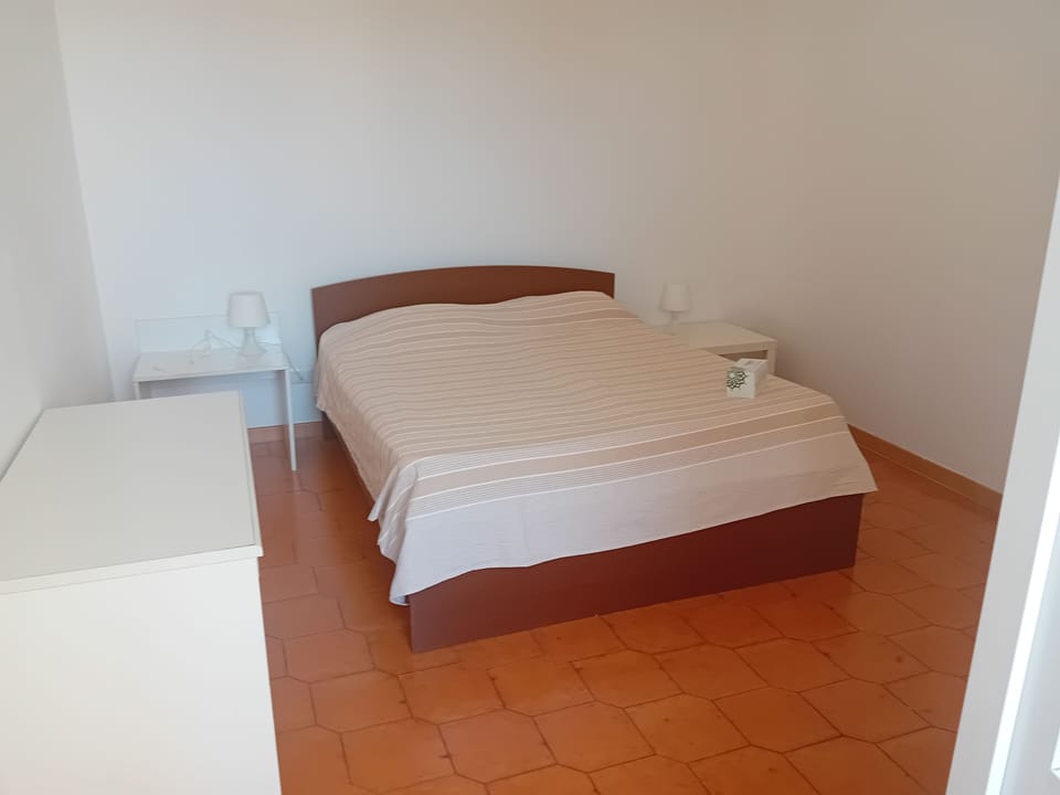 Apartment | 2 bedrooms, desk, bed sheets