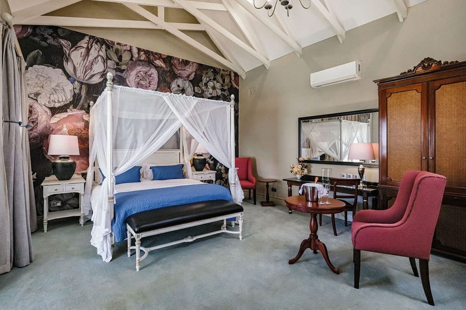 Superior Room | Bathroom | Free toiletries, slippers