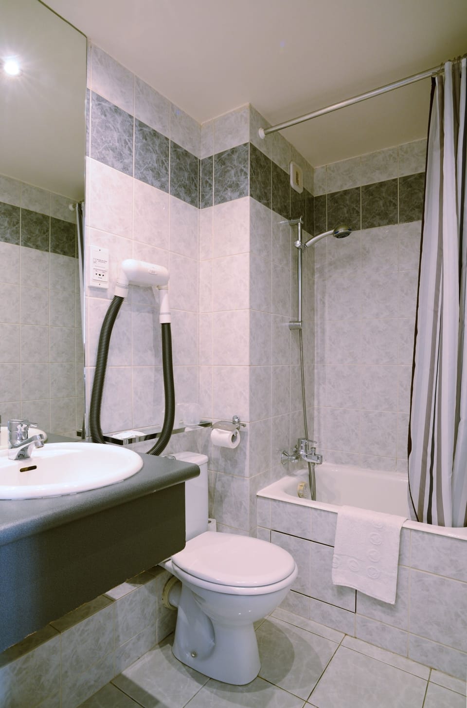 Double Room | Bathroom | Combined shower/tub, hair dryer, towels