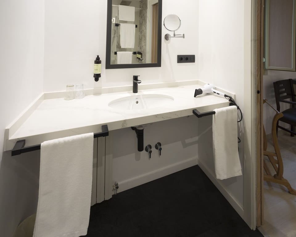 Superior Room | Bathroom | Shower, rainfall showerhead, free toiletries, hair dryer