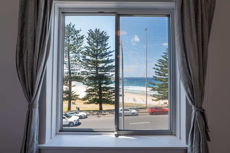 Beachfront Bondi Views!