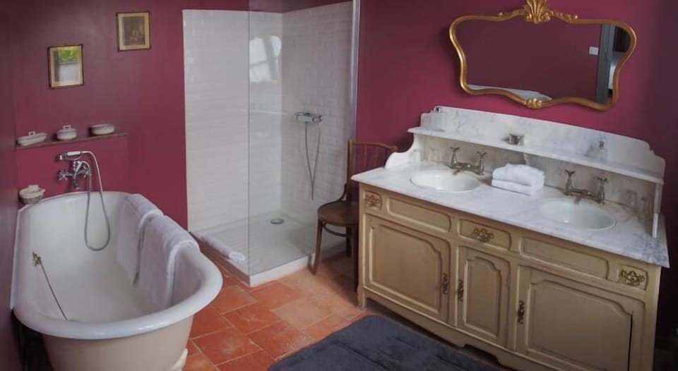 Basic Suite | Desk, free WiFi, bed sheets