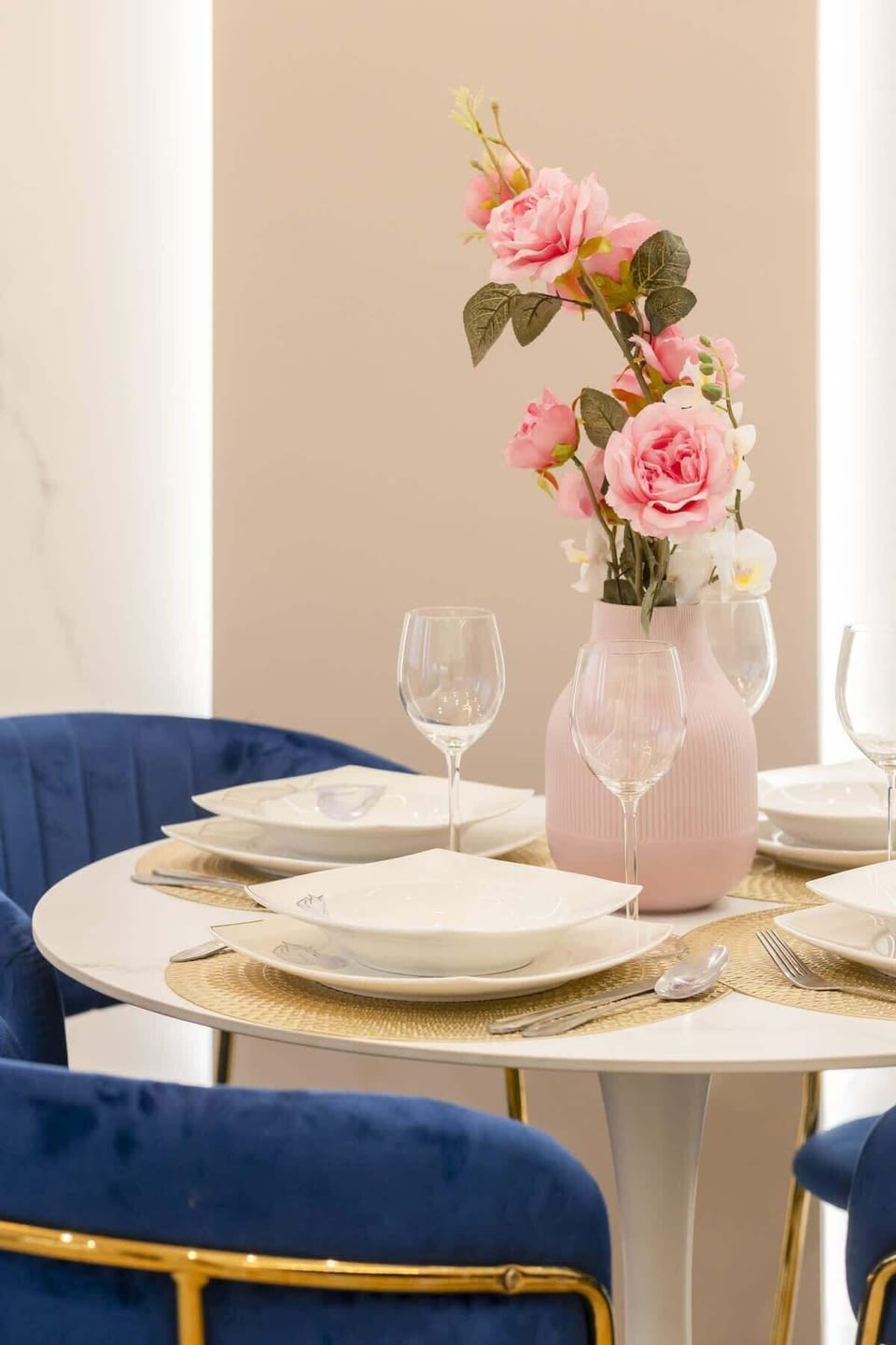  A close-up of an elegant dining table, decorated with a vase of flowers and minimalist decor, creating a cozy atmosphere for shared meals.