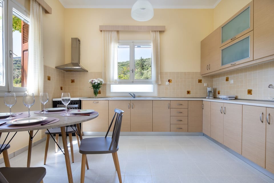 Economy House | Private kitchen | Full-size fridge, microwave, oven, stovetop