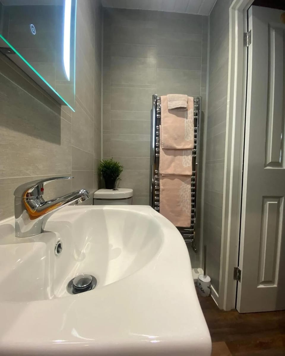 Cabin | Bathroom | Shower, towels