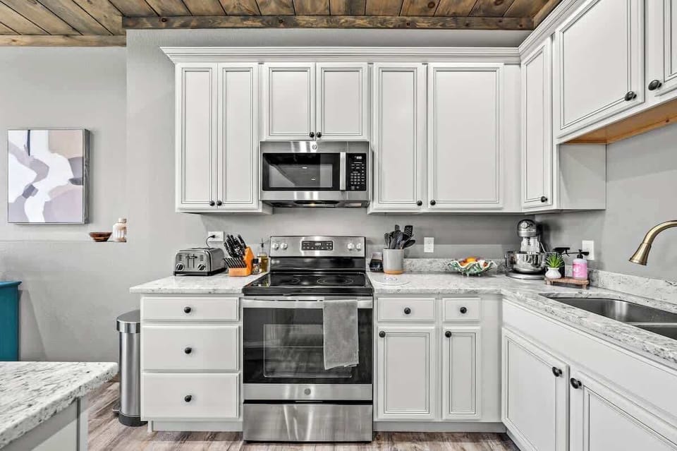 This bright and modern kitchen is fully stocked and ready for anything from a quick breakfast to a full family feast.